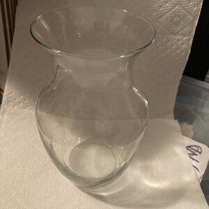 ITEM NO. 29: Glass vase. 8"H x 4"W x 4"D.